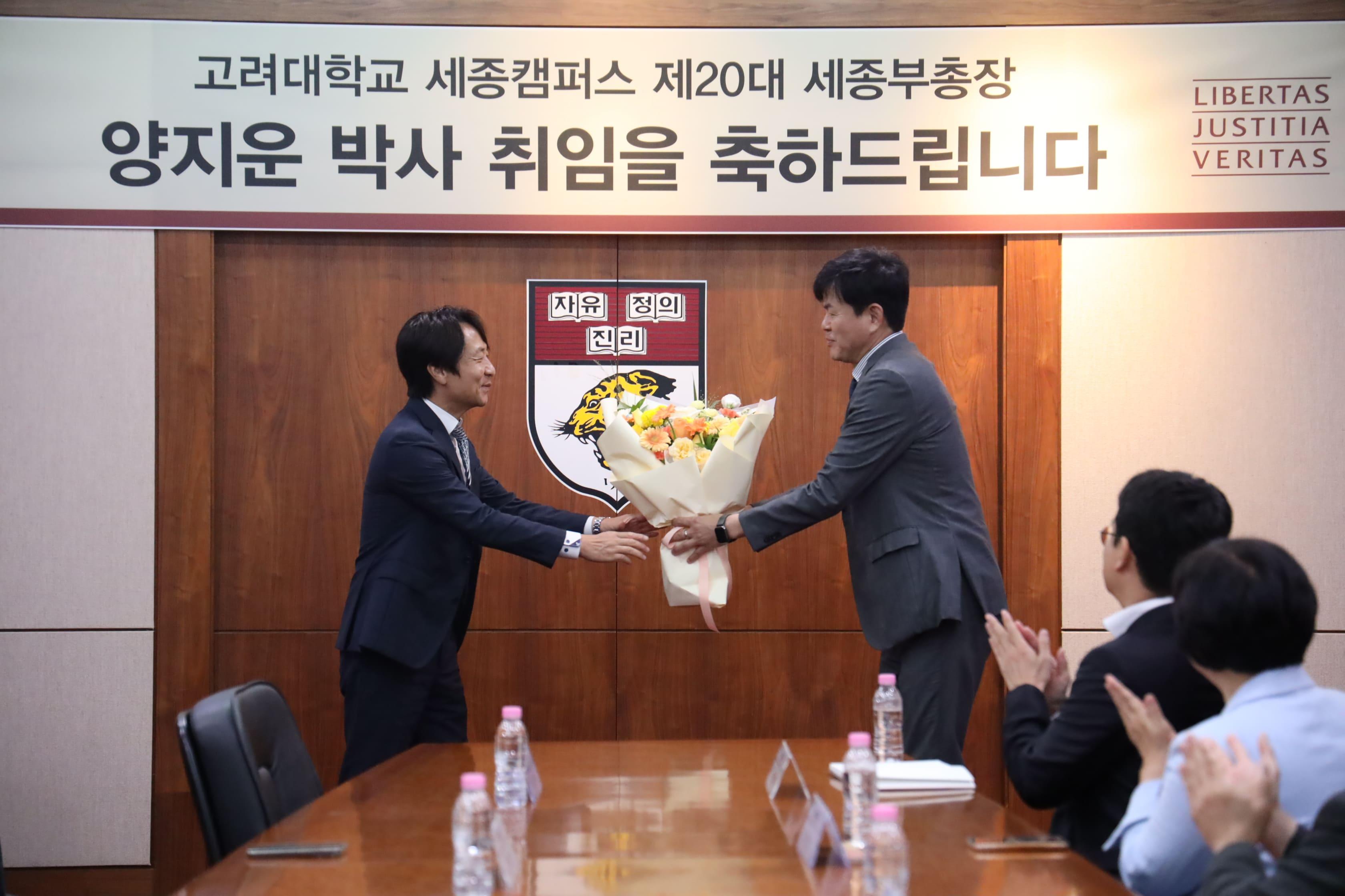 꽃 전달 사진